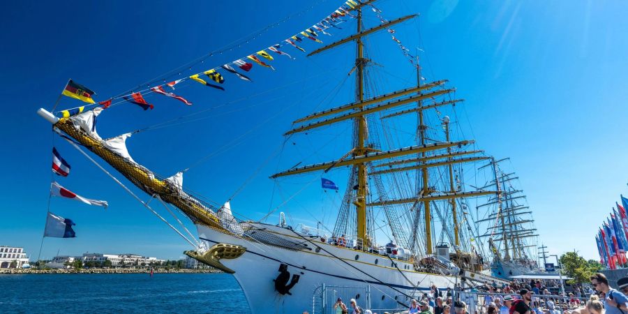 Das Segelschulschiff «Gorch Fock» liegt am Passagierkai in Warnemünde und ist Besuchermagnet am ersten Tag der Hanse Sail.