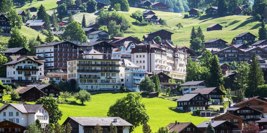 Blick auf das Dorfzentrum beim Bahnhof Grindelwald.