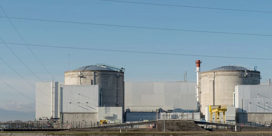 ARCHIV - Das Atomkraftwerk in der Nähe der deutschen Grenze. Das umstrittenen Atomkraftwerk im elsässischen Fessenheim soll seinen Betrieb bis zum Sommer kommenden Jahres endgültig einstellen. Foto: Patrick Seeger/dpa