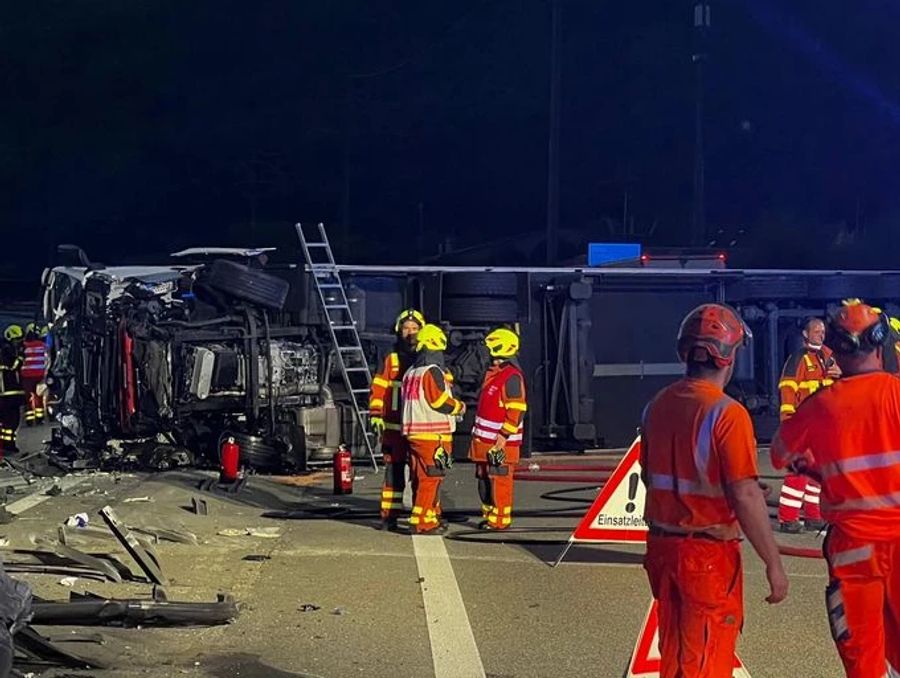 Der Lastwagen kippte um und liegt jetzt quer über die A1.