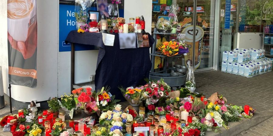 Blumen und Kerzen erinnern an den erschossenen Tankstellen-Mitarbeiter.