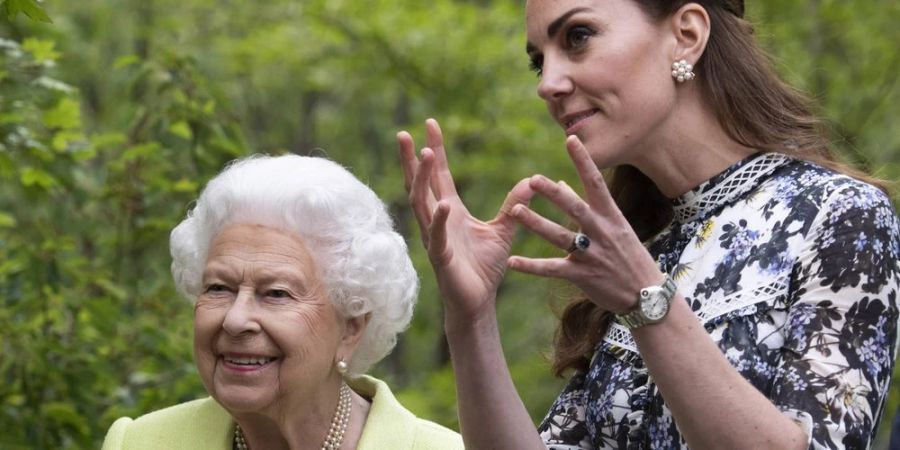 Queen Elizabeth II. (l.) und Herzogin Kate im Mai 2019.