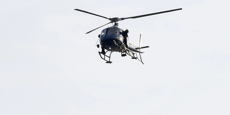 Wegen eines unbekannten Geräusch setzte ein Helikopterpilot in Mendrisio TI zu einer überhasteten Notlandung an. (Symbolbild)