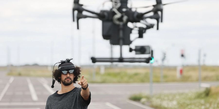 Mohamed Azzahhafi, Drohenpilot im Innovation Lab von Vodafone, steuert auf dem Vodafone 5G Mobility Lab die Drohne DJI Matrice 210 RTK.