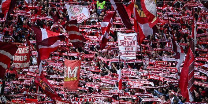 Bayern-Fans in der Allianz Arena. Die Ticketpreise in der Bundesliga sind stabil geblieben. Bayern-Fans in der Allianz Arena. Die Ticketpreise in der Bundesliga sind stabil geblieben.