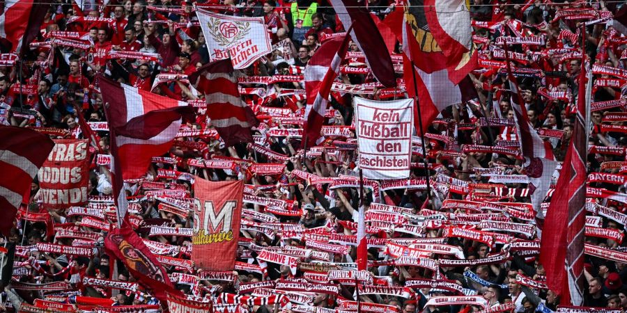 Bayern-Fans in der Allianz Arena. Die Ticketpreise in der Bundesliga sind stabil geblieben.