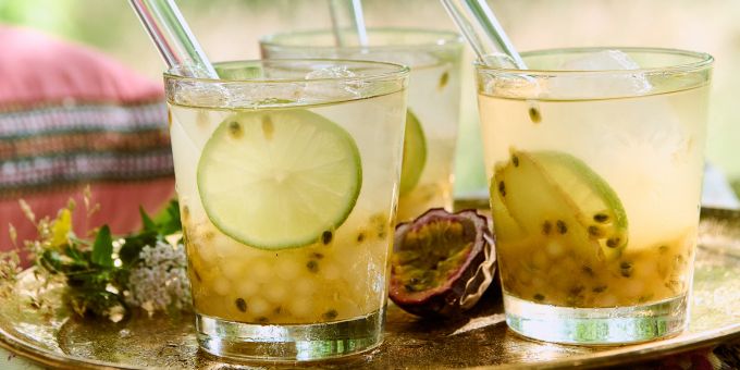 Perlende Rezeptidee für Zuhause: Kurkuma-Bubble-Tea mit Limette, Ingwer, Passionsfrucht und Tapioka-Perlen. Bubble-Tea Kurkuma Passionsfrucht Limón
