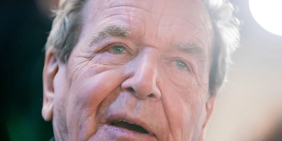 ARCHIV - Gerhard Schröder hat für seinen juristischen Kampf einen in politisch-juristischen Schlachten erprobten Staranwalt verpflichtet. Foto: Christoph Soeder/dpa