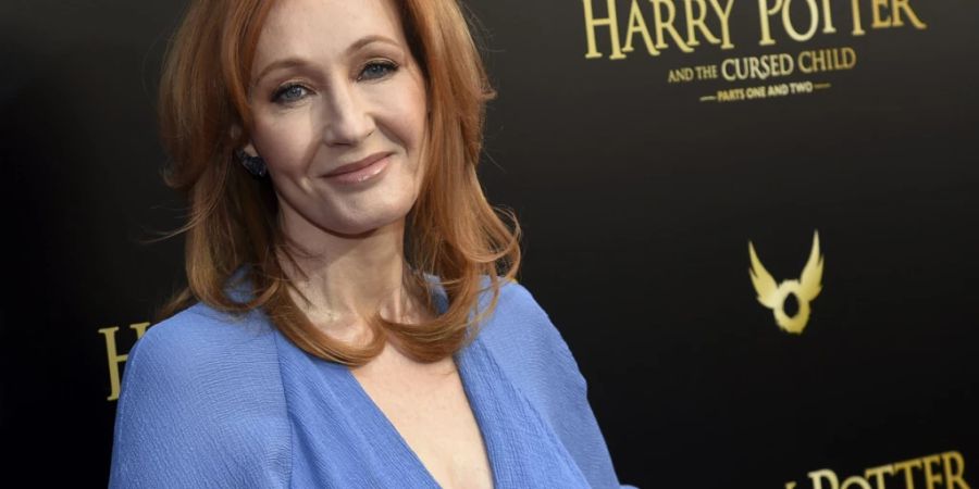 ARCHIV - Die Autorin J.K. Rowling bei Premiere des Theaterstücks «Harry Potter and the Cursed Child» («Harry Potter und das verwunschene Kind») im Lyric Theatre am Broadway. Rowling wurde auf Twitter bedroht. Foto: Evan Agostini/Invision/AP/dpa