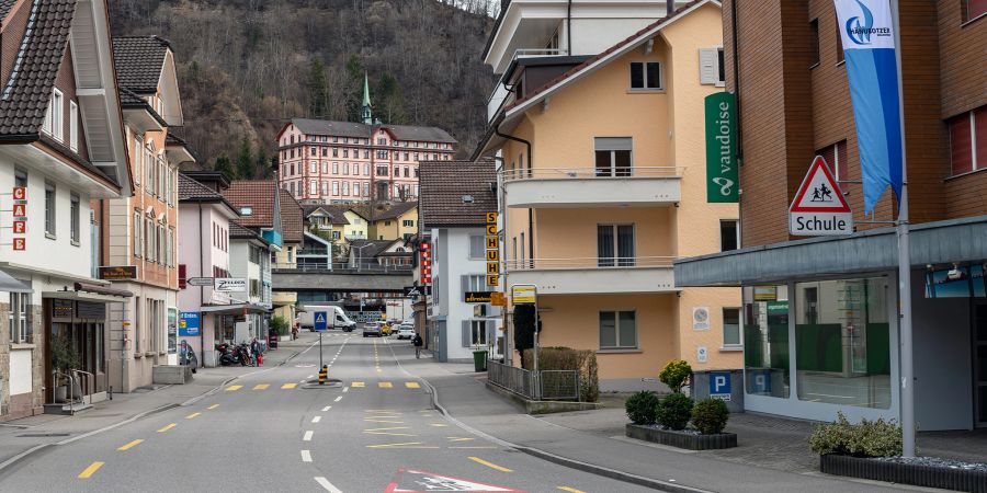 Die Entlebucherstrasse in Wolhusen in Blickrichtung Dorfzentrum. Hinten das Josefshaus.