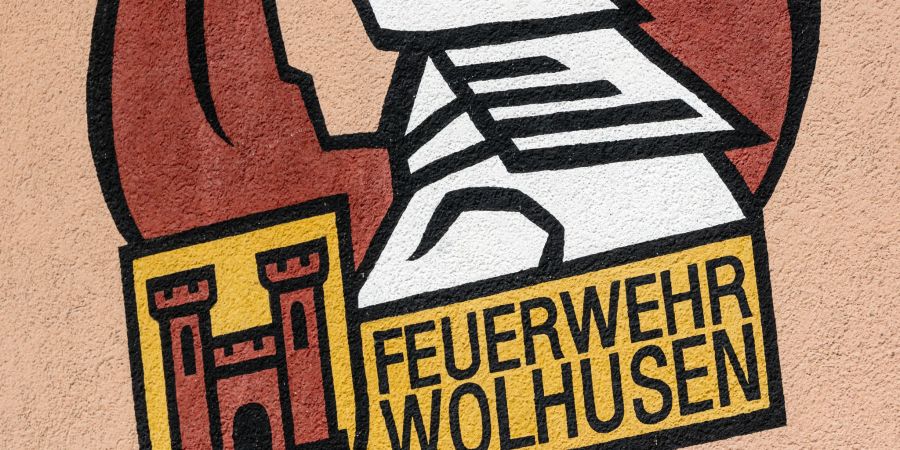 Das Logo der Feuerwehr Wolhusen am Feuerwehrdepot in Wolhusen.