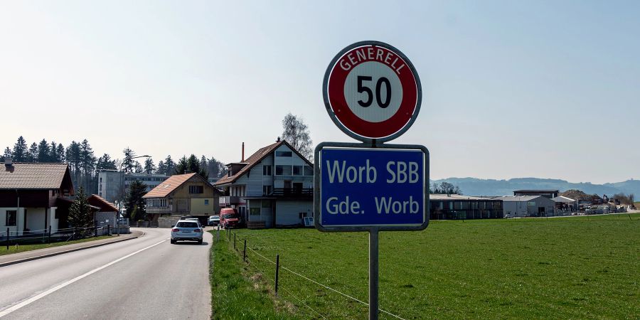 Die Rubigenstrasse und das Schild zur Worb SBB in Worb.