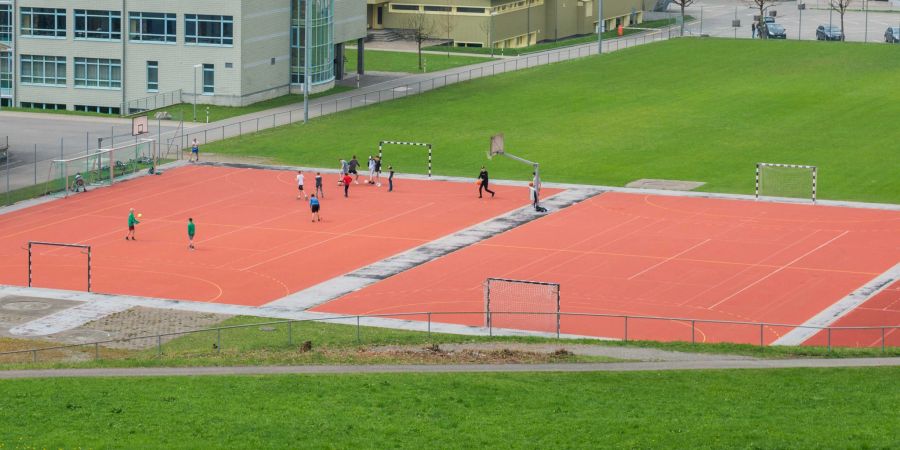 Fussballspiel auf einem Sportplatz. (Symbolbild)