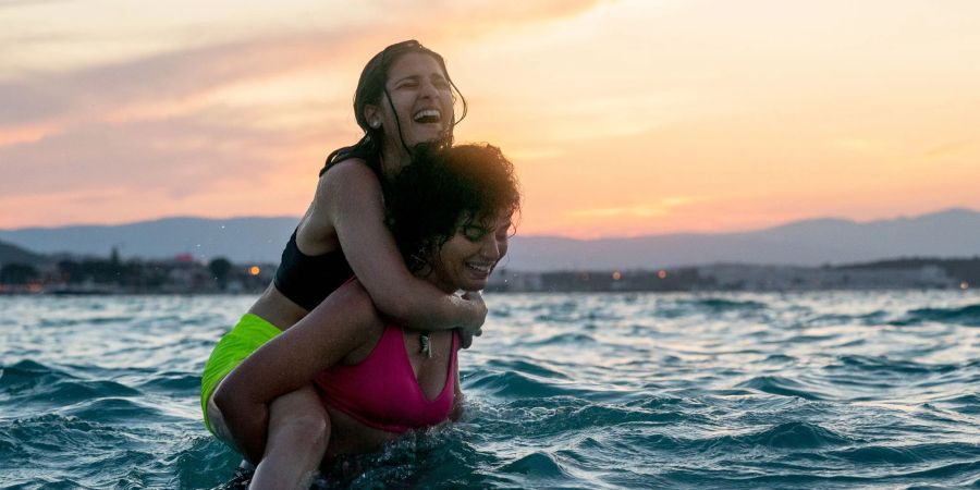 Nathalie Issa (l) als Yusra Mardini und Manal Issa als Sara Mardini in einer Szene aus «Die Schwimmerinnen».