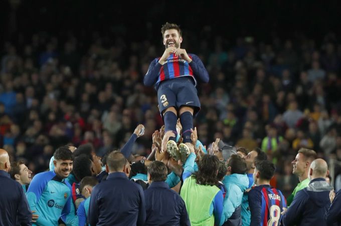 Gerard Piqué wird von seinen Teamkollegen gefeiert. pique