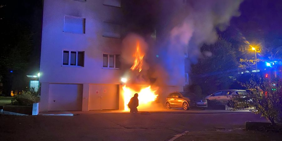 Baar: Flammen in einer Garagenbox