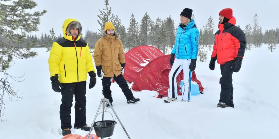 «Das Traumschiff – Lappland»: Nach ihrem Unfall eilt Pekka Nielson (Maria Höfl-Riesch, 2.v.r.) Freunden zur Hilfe im Schnee.