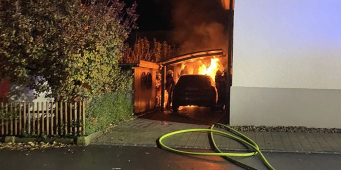 Hölstein BL: Fahrzeugbrand erfordert Feuerwehreinsatz Hölstein BL: Fahrzeugbrand erfordert Feuerwehreinsatz