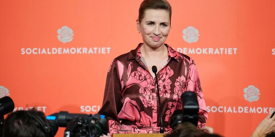 Mette Frederiksen, dänische Ministerpräsidentin und Vorsitzende der Sozialdemokratischen Partei, spricht in der Wahlnacht zu Mitgliedern ihrer Partei.