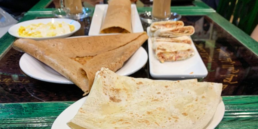 Regags gibt es in verschiedenen Formen. Die Crepes der Kataris kann man pur essen, aber auch gefüllt mit Frischkäse, Ei, Pilzen, Tomaten, Gemüse oder Hähnchen.