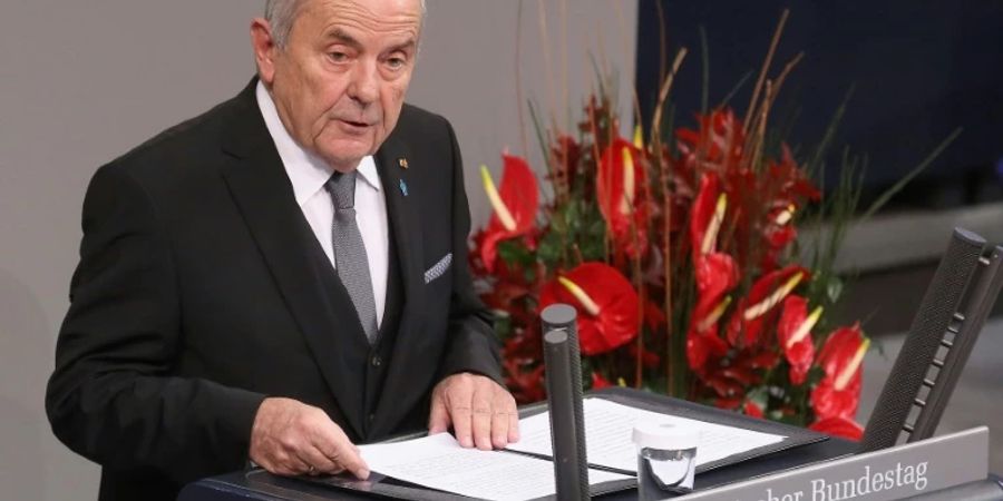 Wolfgang Schneiderhan im Bundestag