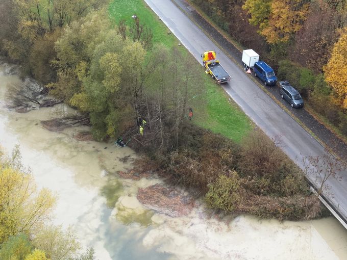 Das Auto konnte aus dem Steinbach geborgen werden. Das Auto konnte aus dem Steinbach geborgen werden.