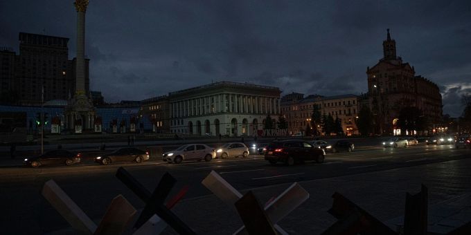 Nach russischen Raketenangriffen auf die Energieversorgung Kiews waren dort am Montagabend rund 250'000 Wohnungen ohne Strom. Nach russischen Raketenangriffen auf die Energieversorgung Kiews waren dort am Montagabend rund 250'000 Wohnungen ohne Strom.