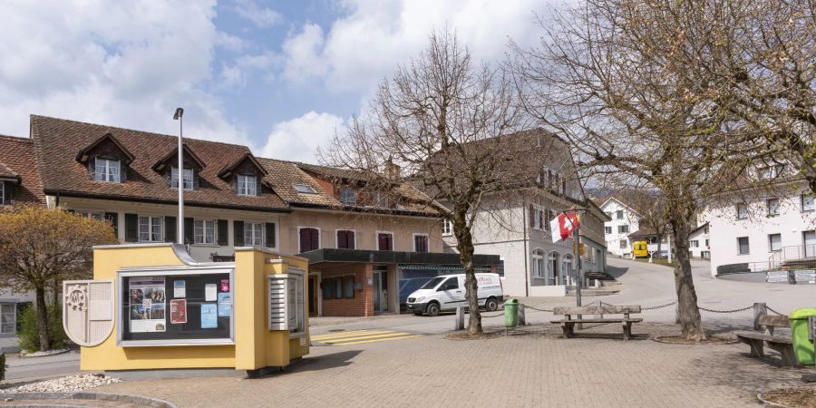 Der Dorfplatz in Mümliswil. Im Hintergrund das Gemeindehaus mit der Verwaltung für die Gemeinde Mümliswil-Ramiswil.