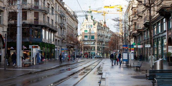Die Bahnhofstrasse im Kreis 1 in Zürich ist die teuerste Shopping-Meile der Schweiz. Die Mieten für die Ladenbetrieber sind erneut gestiegen. Bahnhofstrasse Zürich