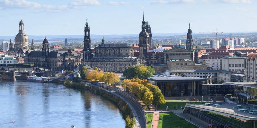 Blick auf die Altstadt an der Elbe mit der Frauenkirche (l-r), dem Ständehaus, der Hofkirche, dem Hausmannsturm, dem Rathaus, dem Residenzschloss, der Semperoper, dem Sächsischen Landtag und dem Internationalen Congress Center (ICC).