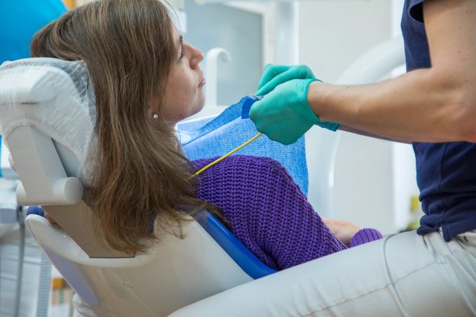 Patienten können dazu beitragen, dass der Heilungsprozess nach der Weisheitszahn-OP möglichst gut verläuft. Zahnarzt Patient Frau Praxis