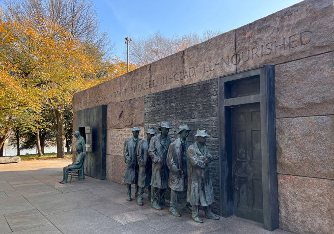 Das Denkmal von Franklin D. Roosevelt, dem 32. und am längsten amtierenden US-Präsidenten, besteht aus vier Räumen, die jeweils eine seiner vier Amtszeiten darstellen. Denkmal Figuren Bronze Personen Wand Roosevelt