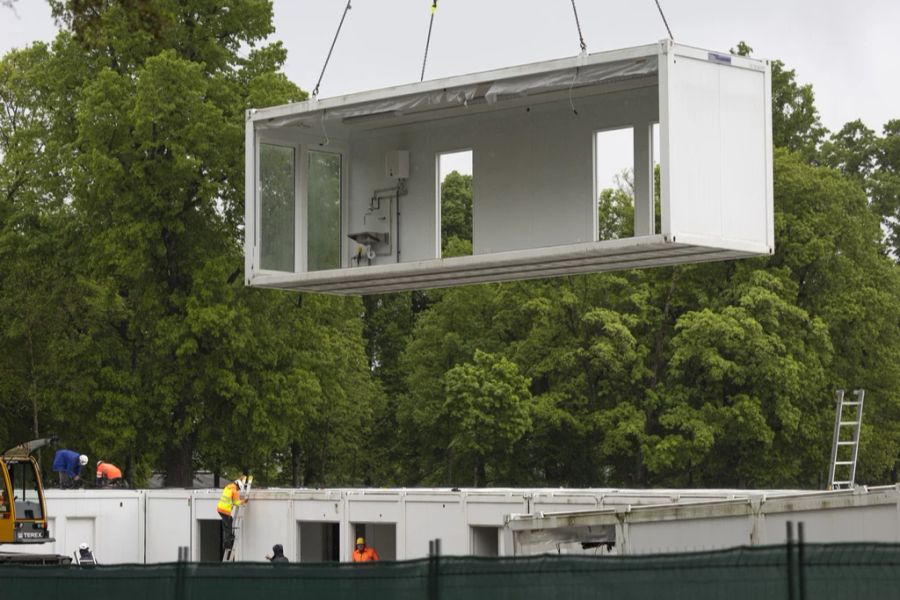 Ein Container wird in Bern von einem Kran bewegt.