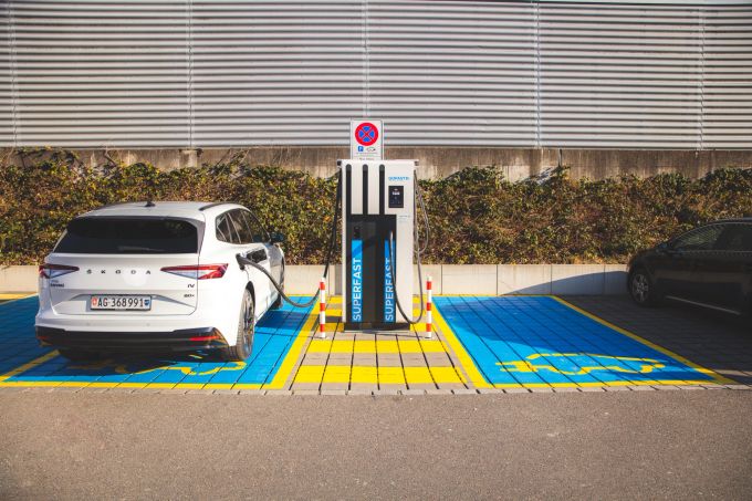 Damit das Fahren mit dem Elektroauto noch attraktiver wird, muss das Ladenetz in der Schweiz übersichtlicher werden. Elektroauto