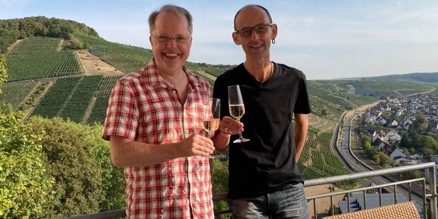 Rainer Teuber (rechts) und sein Mann Karl-Heinz Armeloh während eines Urlaubs. Teuber, Museumspädagoge am Essener Dom, engagiert sich für #OutInChurch und #liebegewinnt.