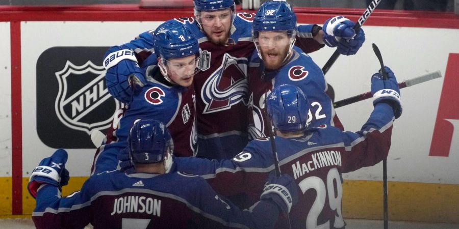 Colorados Valeri Nichushkin (M, 13) feiert sein Tor mit seinen Teamkollegen.