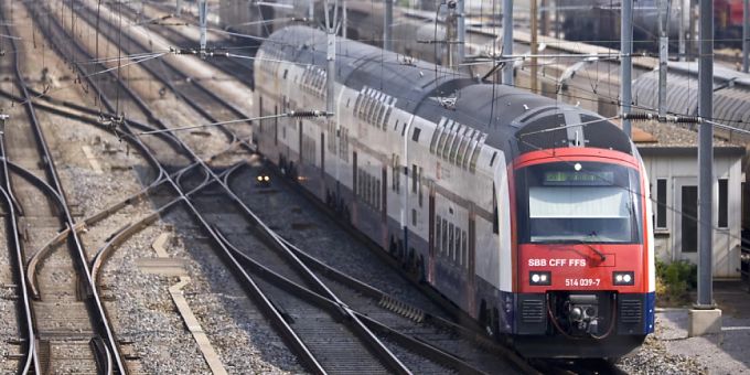 SBB-Doppelstock-Zug bei der Ausfahrt aus dem Bahnhof Winterthur. (Archivbild) sbb
