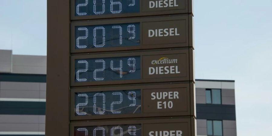 Anzeigetafel an einer Tankstelle in Berlin Ende April