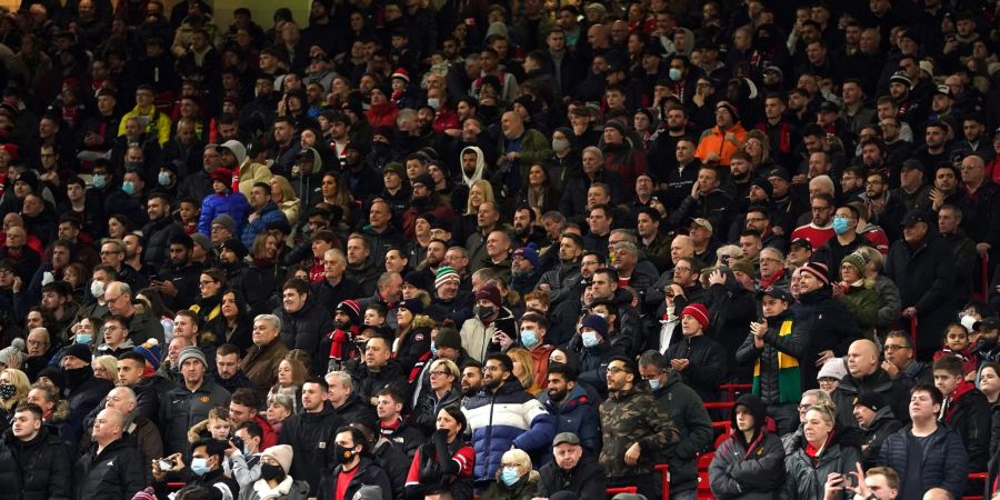 Bei einem Pilotprojekt im Januar konnten Fans im Old Trafford Stadion das Spiel im neu gebauten Stehplatzbereich schauen.