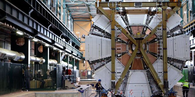 Das letzte, 100 Tonnen schwere Element des Atlas-Experiments wird in die Höhle der Europäischen Organisation für Kernforschung CERN in Meyrin bei Genf hinabgelassen. Das letzte, 100 Tonnen schwere Element des Atlas-Experiments wird in die Höhle der Europäischen Organisation für Kernforschung CERN in Meyrin bei Genf hinabgelassen.