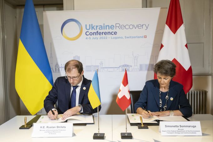 Bundesrätin Simonetta Sommaruga und der ukrainische Minister für Ökologie und natürliche Ressourcen, Ruslan Strilets, unterzeichnen die Durchführungvereinbarung zum Pariser Abkommen. Ukraine-Krieg