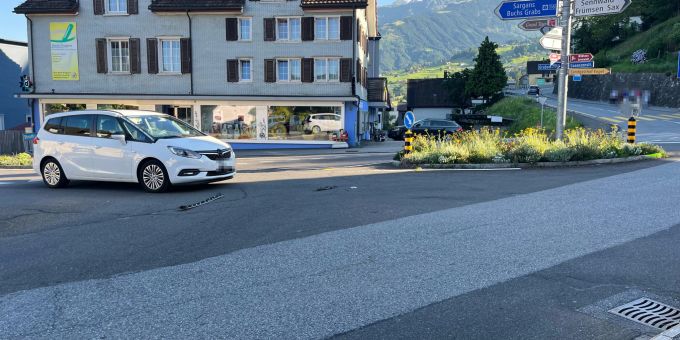 Gams SG: Unfall zwischen Auto und E-Bike. Gams SG