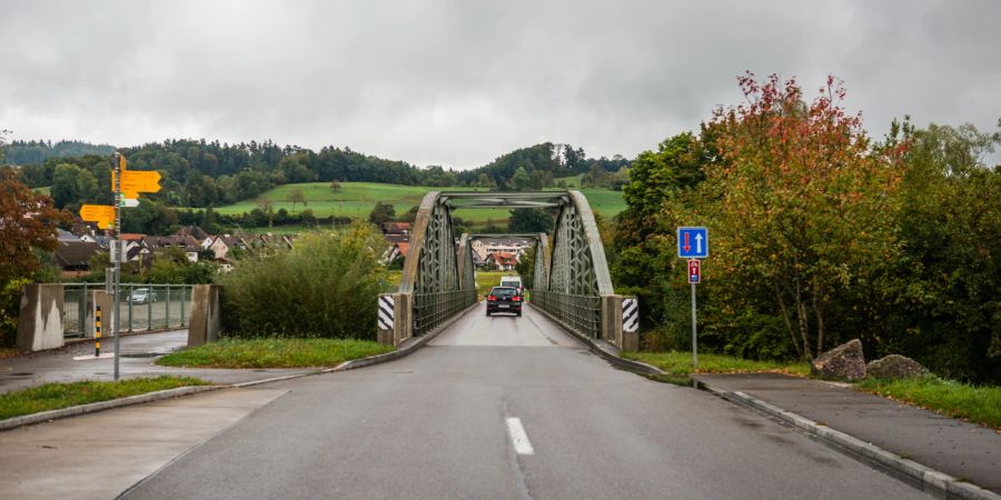 Eine Brücke über die Reuss in Rottenschwil Richtung Unterlunkhofen AG.