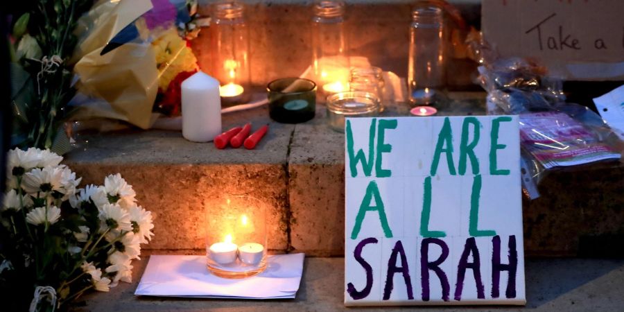 Kerzen und die Botschaft «We are all Sarah» bei einer Mahnwache für die getötete Sarah Everard an der University of Leeds.