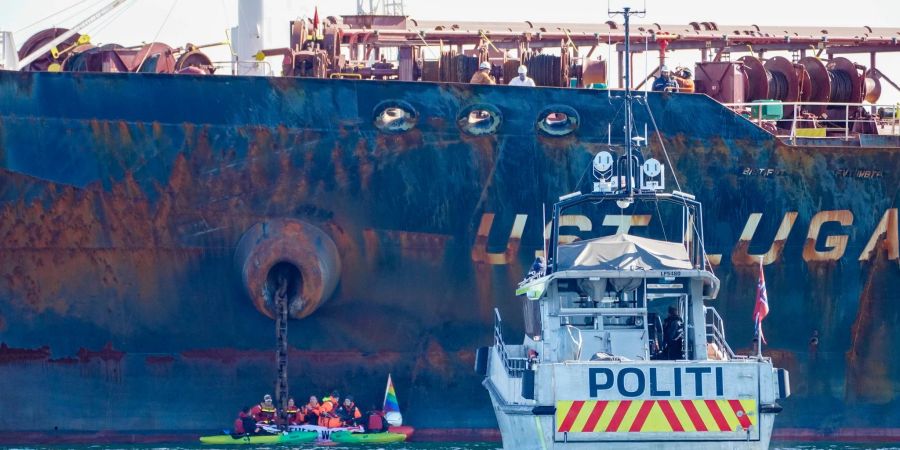 Die Polizei hatte drei weitere Aktivisten daran gehindert, zu dem Tanker zu gelangen.