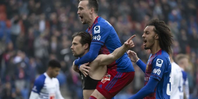 Die Spieler des FC Basel freuen sich über den Treffer durch Valentin Stocker. FC Basel