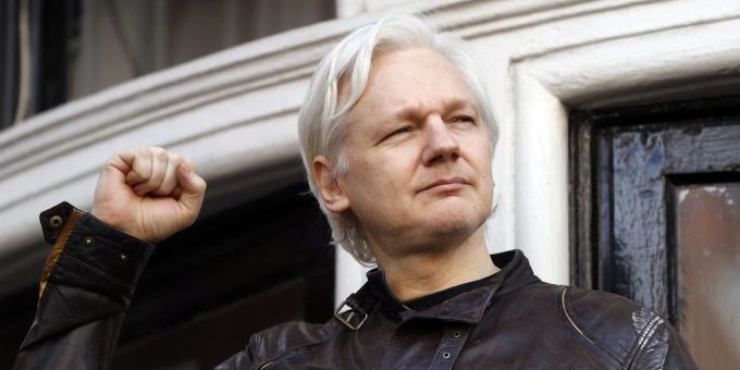 Julian Assange grüsst seine Unterstützer ausserhalb der ecuadorianischen Botschaft in London. Julian Assange