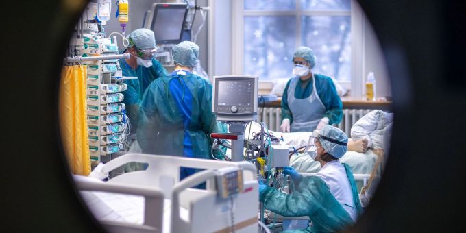 Ärzte und Pflegekräfte betreuen einen Patienten auf einer Intensivstation. (Symbolbild) spital