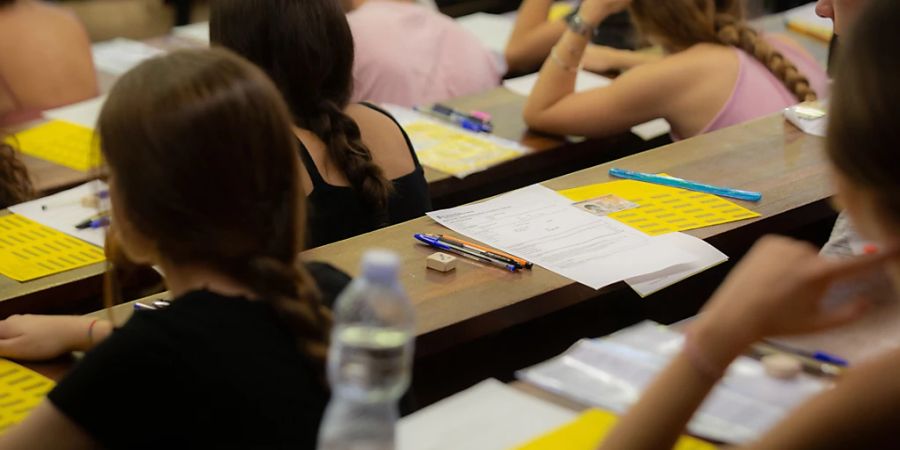 Schüler warten an der Fakultät für Wirtschaftswissenschaften der Universität von Barcelona auf den Beginn der Hochschulaufnahmeprüfung. Foto: David Zorrakino/EUROPA PRESS/dpa