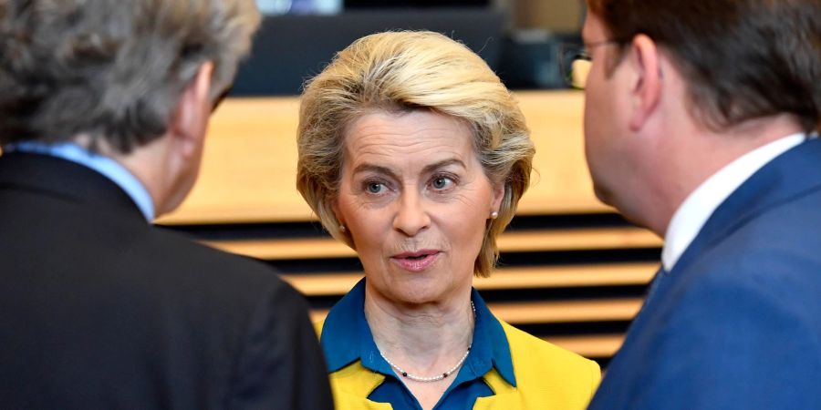 Kommissionspräsidentin Ursula von der Leyen (CDU) im Gespräch mit Oliver Varhelyi (r), EU-Kommissar für Nachbarschaft und Erweiterung, und Thierry Breton, EU-Kommissar für den Binnenmarkt.